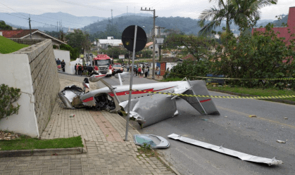 Monomotor cai em rua de cidade em SC 