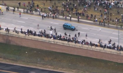 Carro avança contra manifestação do Black Lives Matter nos EUA