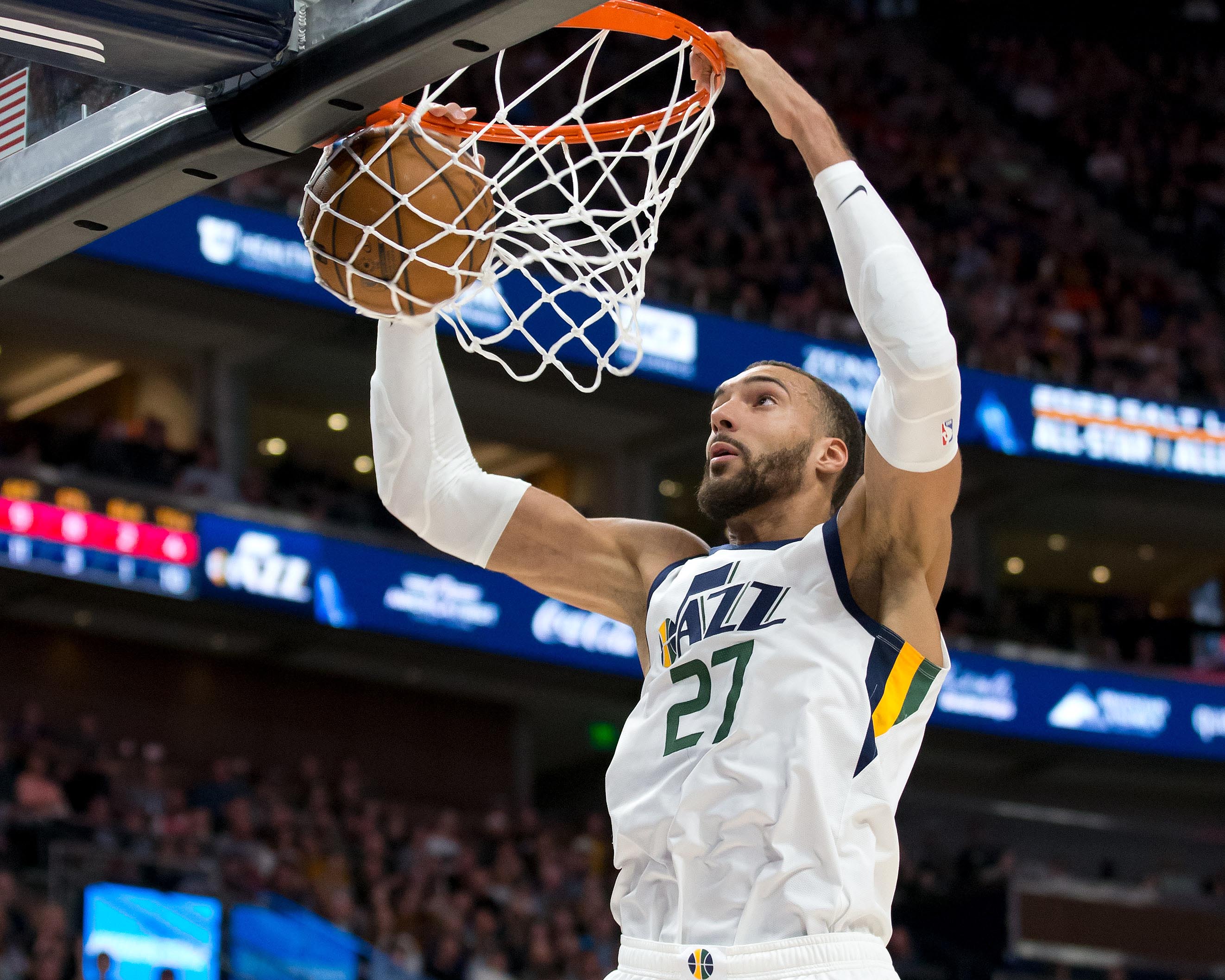 Rudy Gobert enterra em jogo contra entre Utah Jazz e o Washington Wizards em 28 