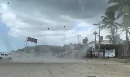 Redemoinho leva cadeiras e assusta banhistas em praia de São Luís; veja vídeo
