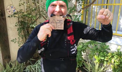 Corredor de São Paulo completa maratona em circuito feito dentro de casa