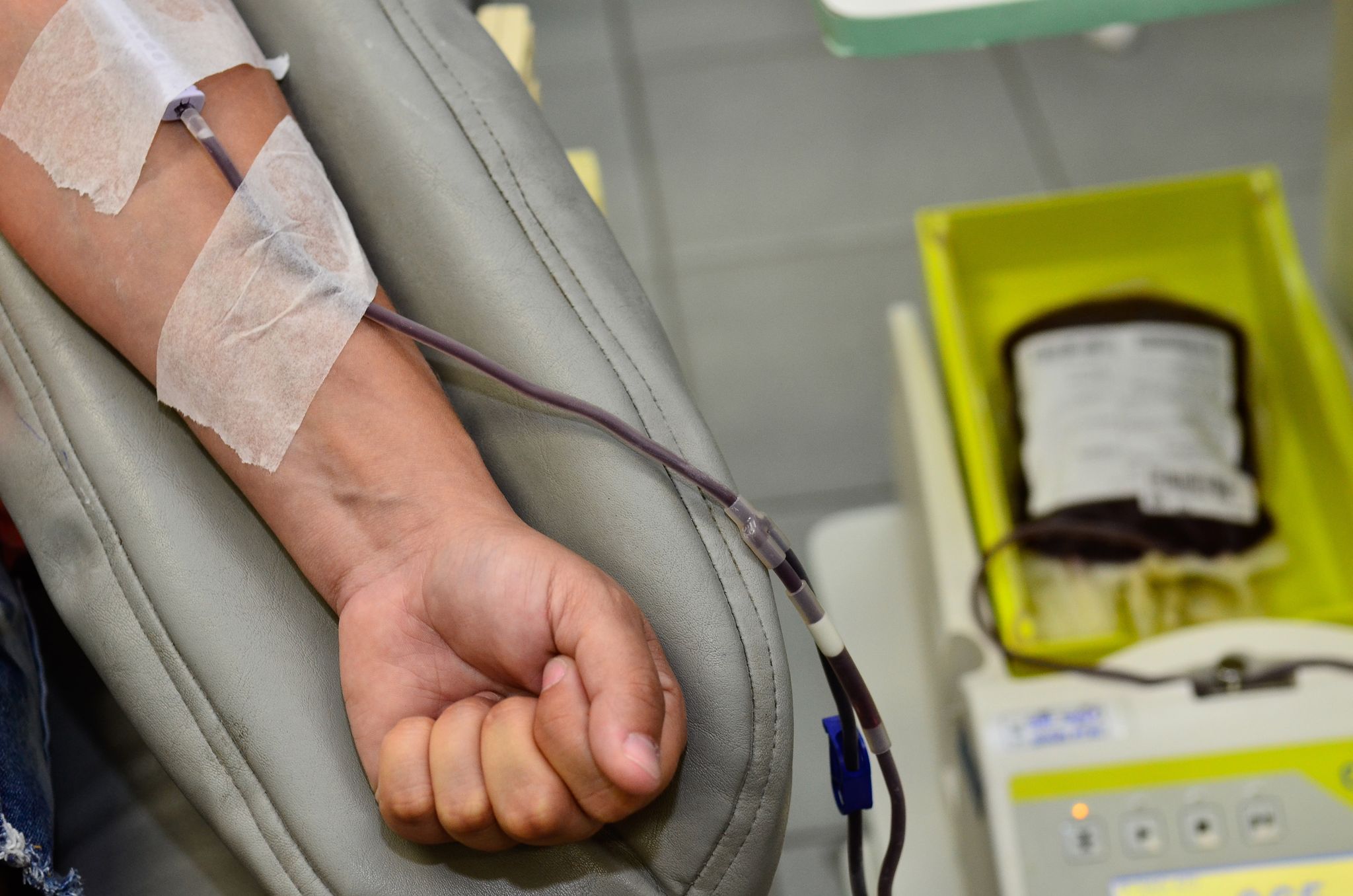 Indivíduo fazendo doação de sangue