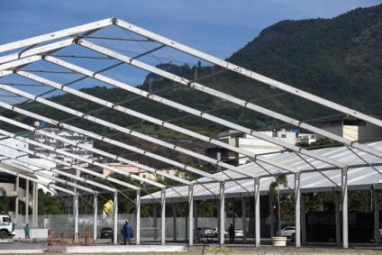 Construção de hospital de campanha no Rio de Janeiro durante pandemia de Covid