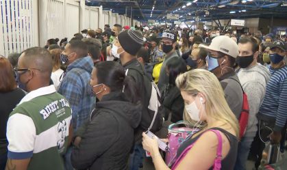 Mesmo sem greve, estações do metrô de SP abrem mais tarde e causam aglomeração