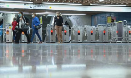 Passageiros do metrô de São Paulo passam por catracas após normalização do fluxo