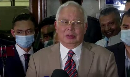 Ex-premiê da Malásia é condenado a 12 anos de prisão acusado de corrupção