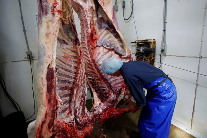 Funcionário trabalha em frigorífico