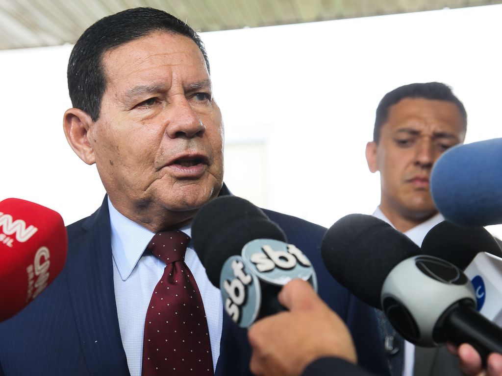 Hamilton Mourão dando entrevista