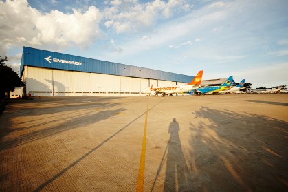Hangar da Embraer: empresa passa por reestruturação para enfrentar a crise