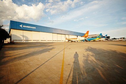 Hangar da Embraer: empresa passa por reestruturação para enfrentar a crise
