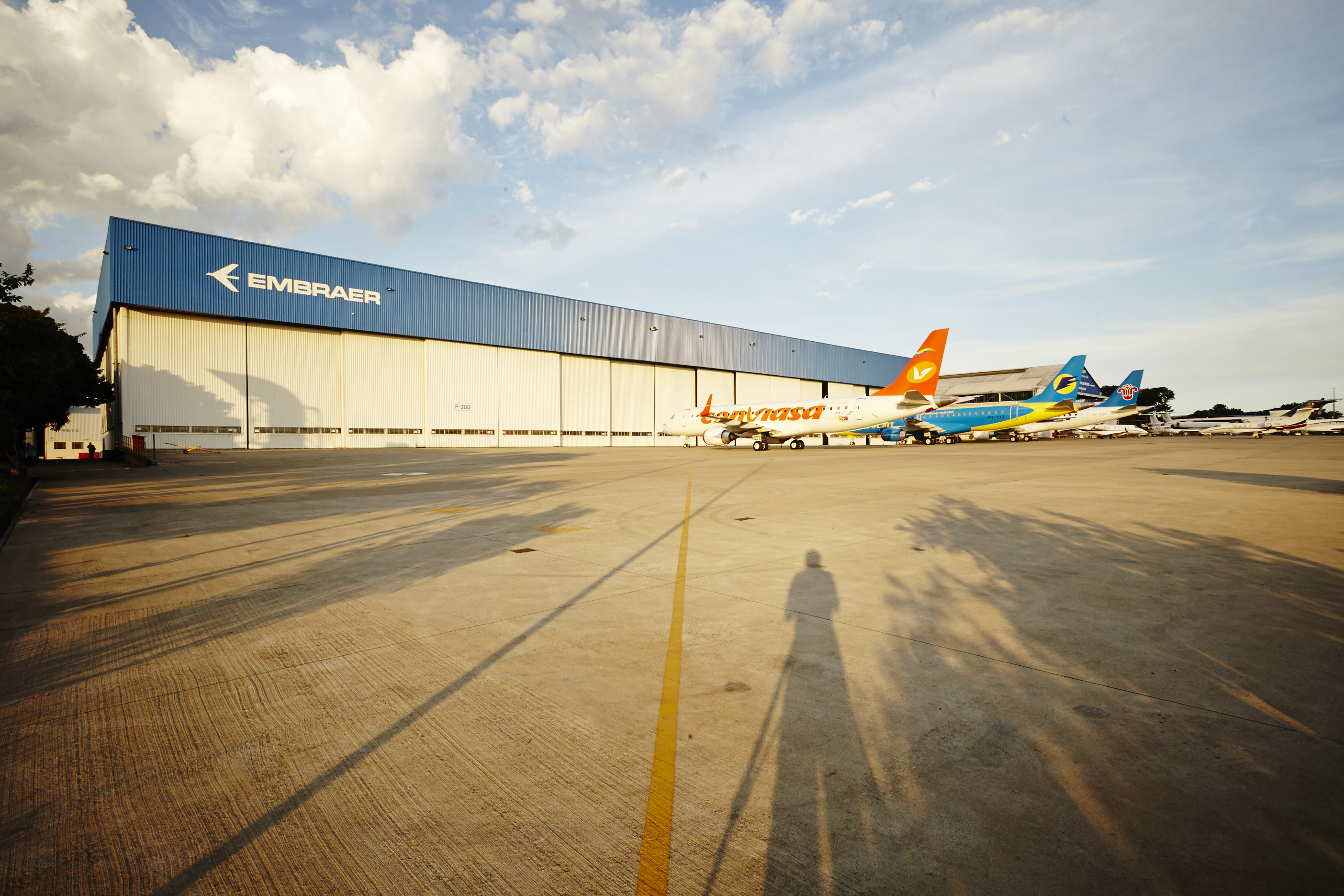 Hangar da Embraer: empresa passa por reestruturação para enfrentar a crise