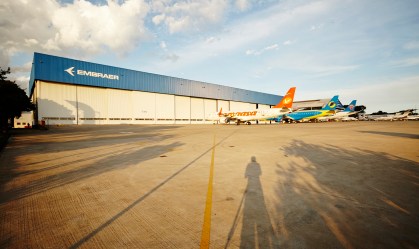 Embraer troca parte da diretoria e corta gastos para tentar superar crise