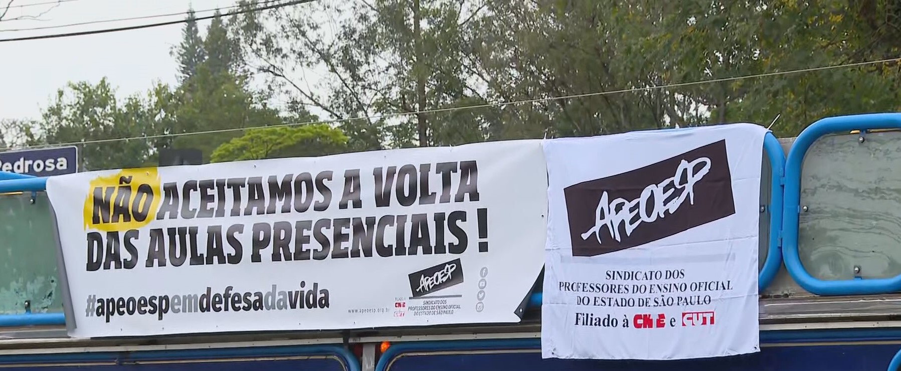 Professores protestam contra a volta às aulas em SP