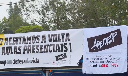 Professores protestam contra a volta às aulas em São Paulo