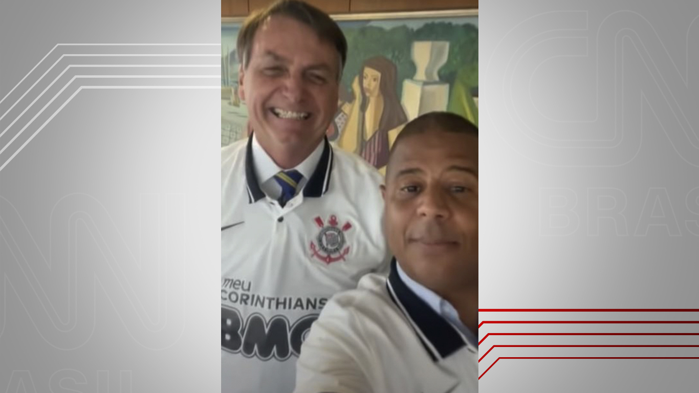 Jair Bolsonaro usa camisa do Corinthians presenteada por Marcelinho Carioca