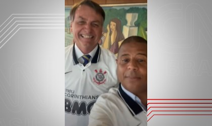 Bolsonaro posa usando camisa do Corinthians ao lado de Marcelinho Carioca