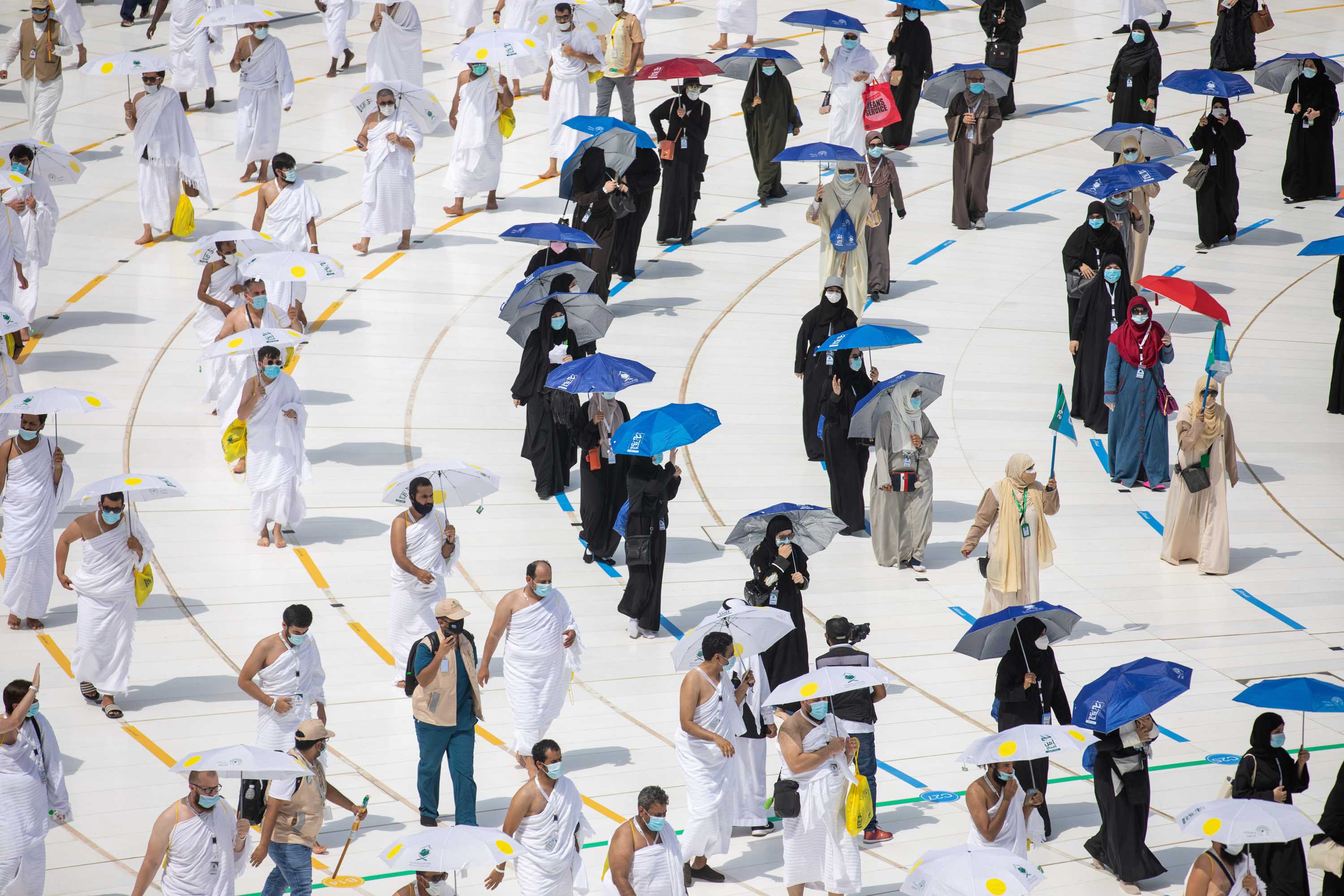 Número limitado de peregrinos caminham em torno de sagrado altar do islamismo