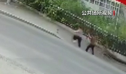 Pedestres são 'engolidos' por cratera em calçada na China; veja vídeo