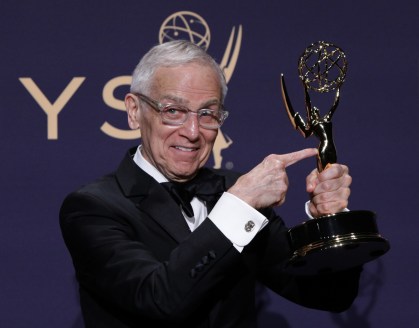 Don Roy posa com Emmy recebido em 2019