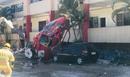 Helicóptero cai sobre carro em estacionamento próximo a Brasília