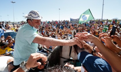 Bolsonaro cumprimenta apoiadores em São Raimundo Nonato, no Piauí