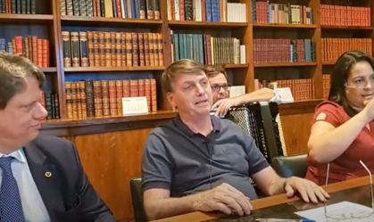 Bolsonaro diz estar com 'mofo no pulmão' e que está tomando antibiótico