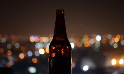 Toronto: clientes compram todo o estoque de cervejas de bar para evitar falência