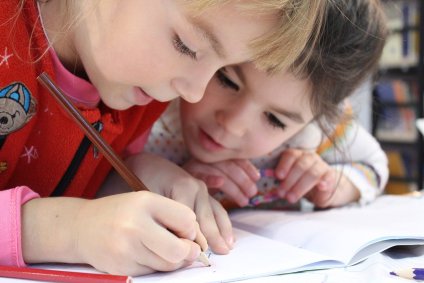Crianças desenham durante aula