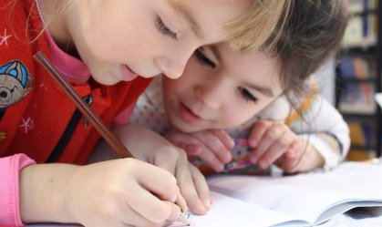 Crianças que ouvem palavras preconceituosas podem ser afetadas, aponta estudo