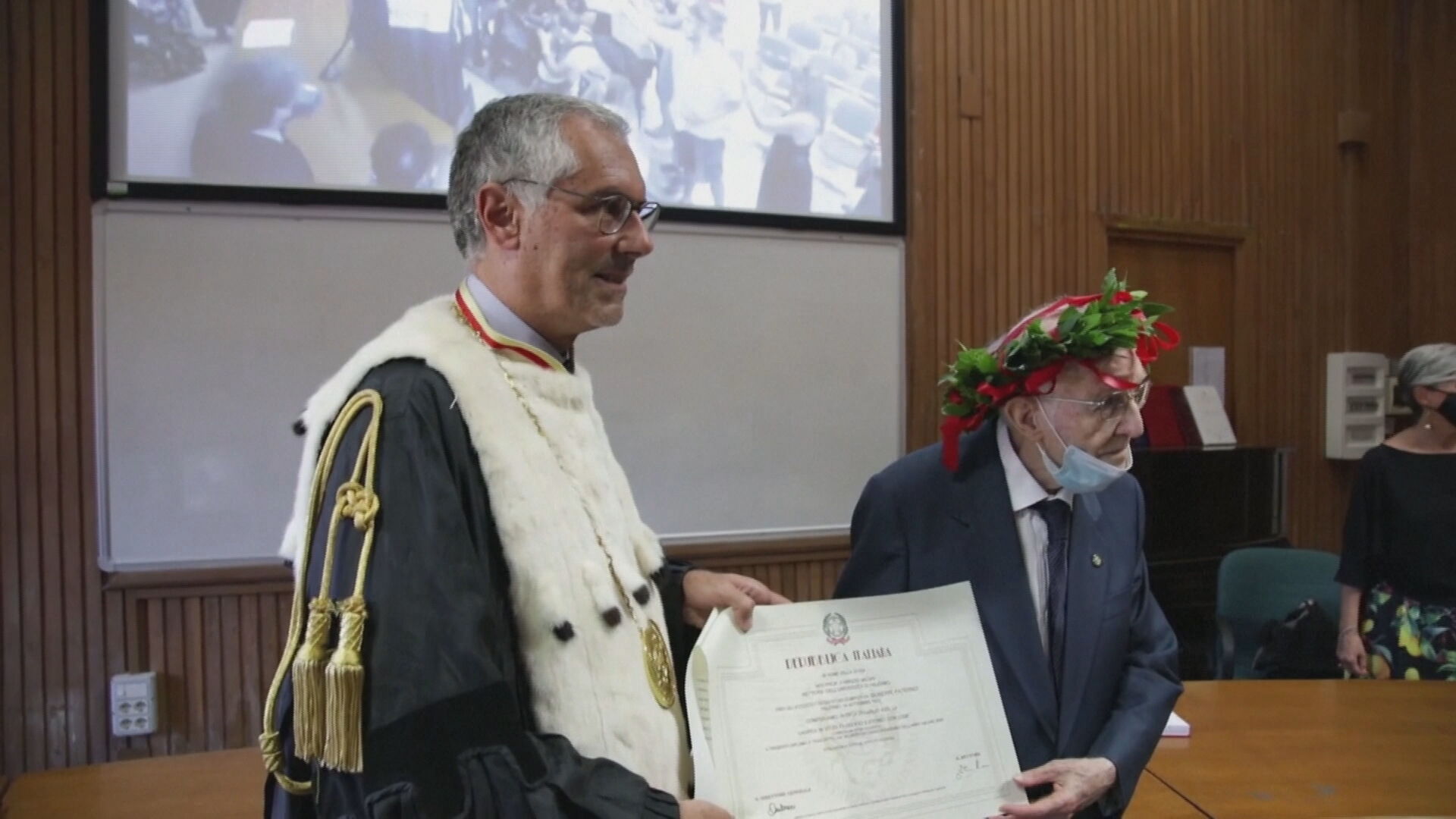 Aos 96 anos, Giuseppe Paternò recebe diploma da graduação em História e Filosofi