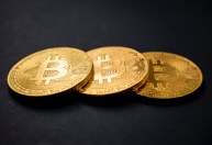Bitcoin opera em alta tímida com tensões EUA-China e expectativa por Fed