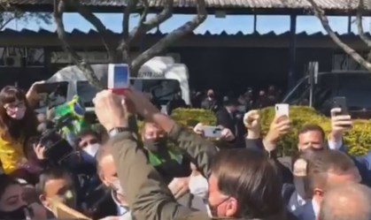 No RS, Bolsonaro visita escola militar, elogia Médici e inaugura condomínio