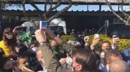 O presidente Jair Bolsonaro ergue caixa de hidroxicloroquina durante visita a Ba