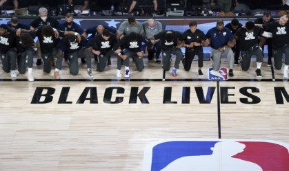 Jogadores da NBA protestam contra injustiça racial na retomada da liga