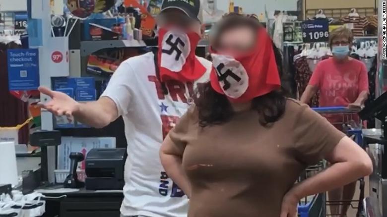 Casal usa máscara com suástica nos EUA