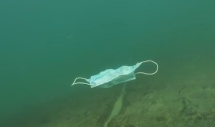 Biólogo registra máscaras boiando no mar do RJ e alerta para proteção de oceanos