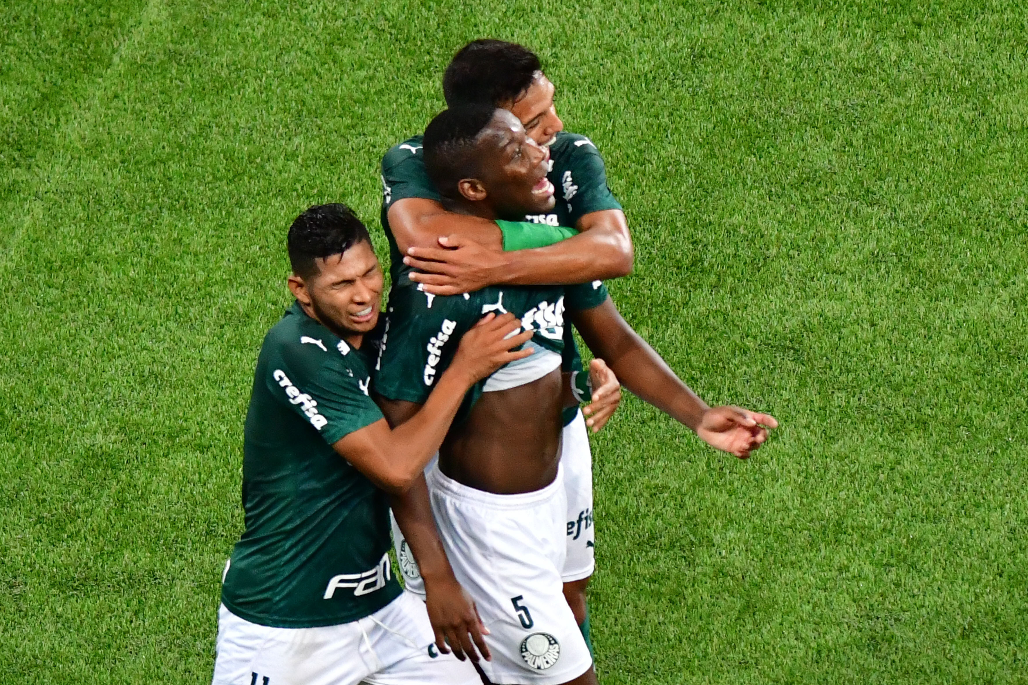Jogadores do Palmeiras comemoram gol na semi-final do Campeonato Paulista