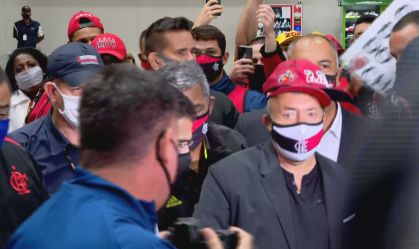 Novo técnico do Flamengo, Domènec Torrent chega ao Rio com festa da torcida