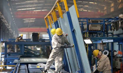 Funcionários de uma fábrica durante o expediente em Nantong, na China