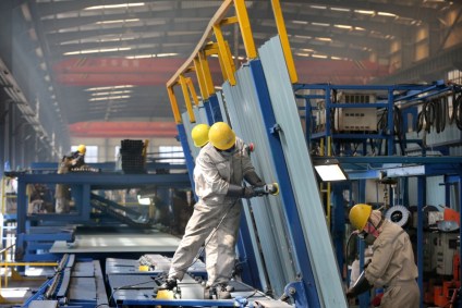 Funcionários de uma fábrica em Nantong, na China