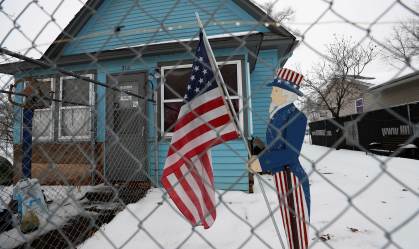 Tio Sam segurando a bandeira dos EUA em casa em Colfax, Iowa