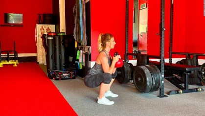 Utilização de kettlebell ou haltere para realizar o agachamento
