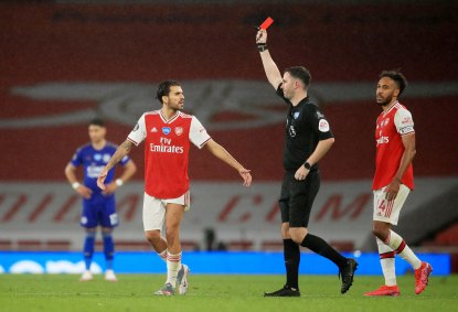 Eddie Nketiah do Arsenal é expulso em jogo contra o Leicester