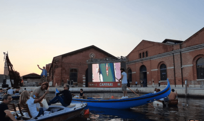 Para ir ao cinema, moradores de Veneza usam barcos em estilo drive-in