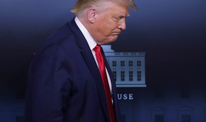 Eleições nos EUA: Trump perde terreno enquanto país luta contra Covid-19