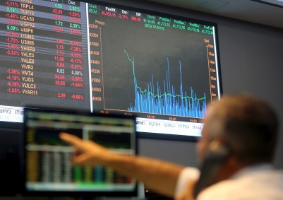 Operador da bolsa de valores brasileira, a B3, em 7 de janeiro de 2016