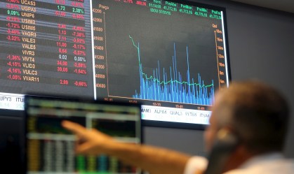 Mesmo em queda, ações podem pagar dividendos. Saiba em que setores apostar