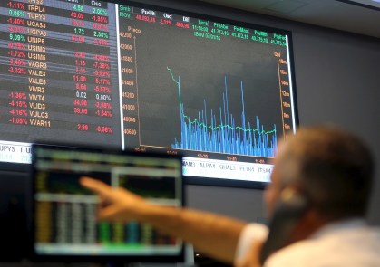 Operador da bolsa de valores brasileira, a B3, em 7 de janeiro de 2016