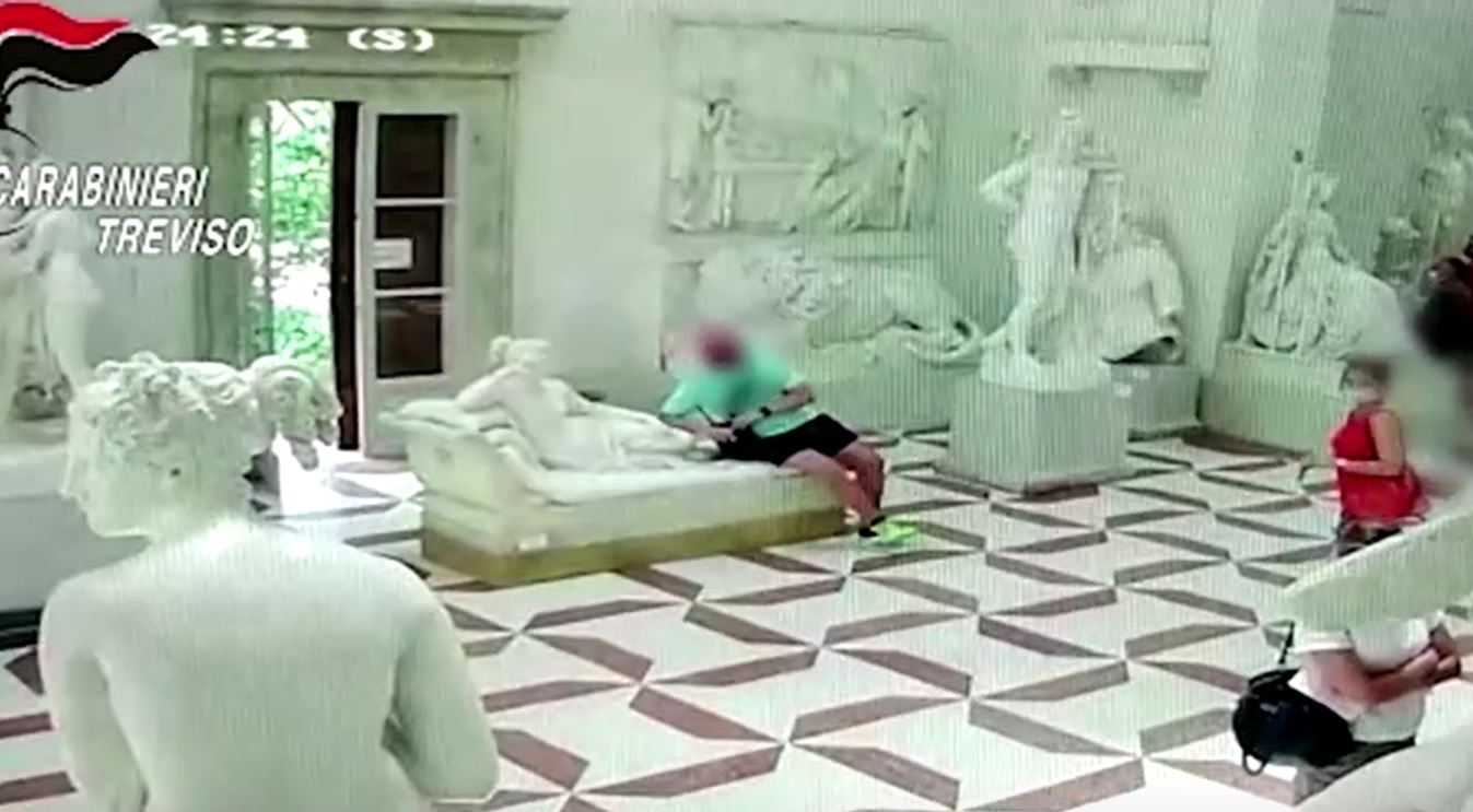 Turista se apoiou em estátua para tirar foto