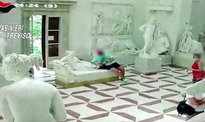 Na Itália, turista se senta em escultura para tirar foto e quebra parte dela